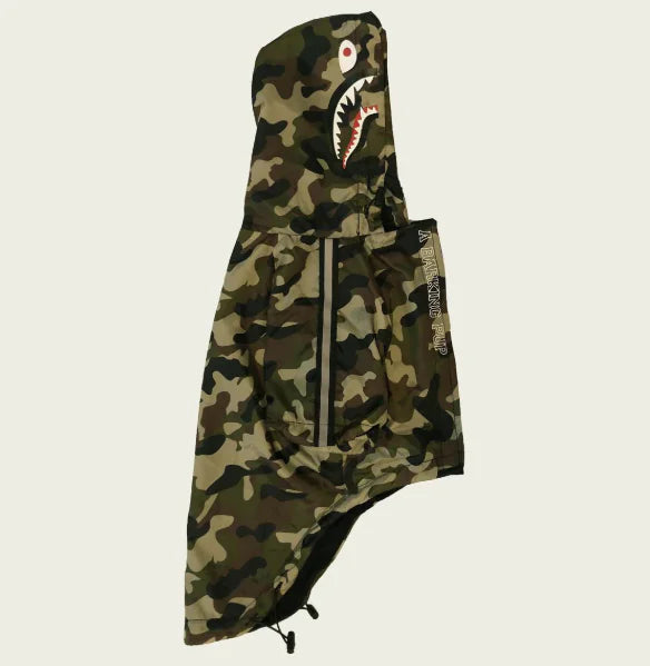 Camouflage waterproof dog raincoat with shark design, ideal for keeping pets dry and stylish in the rain.